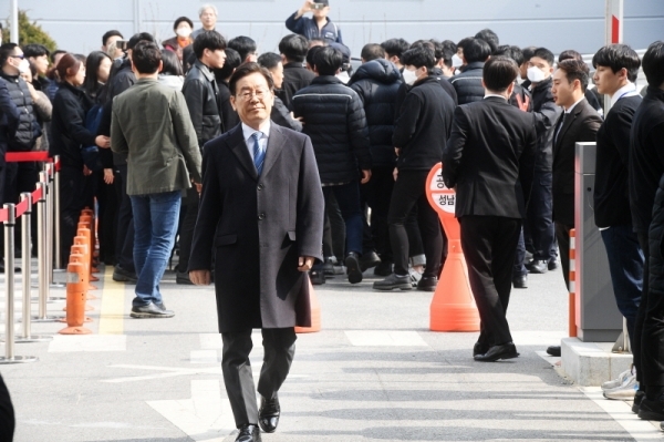 공직선거법 위반 등의 혐의로 기소된 이재명 경기도지사가 8차 공판을 위해 7일 오후 2시에 수원지방법원 성남지원에 출석하고 있다. 윤원규 수습기자
