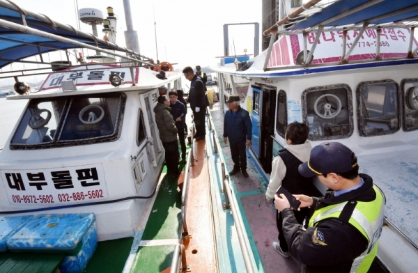 7일 안산시 탄도항에서 경기도와 안산시 어업감독공무원, 해양경찰 등 유관기관 관계자들이 봄철 출어기를 맞아 안전사고 예방을 위해 다중이용 낚시어선을 대상으로 합동 안전점검을 하고 있다.전형민기자