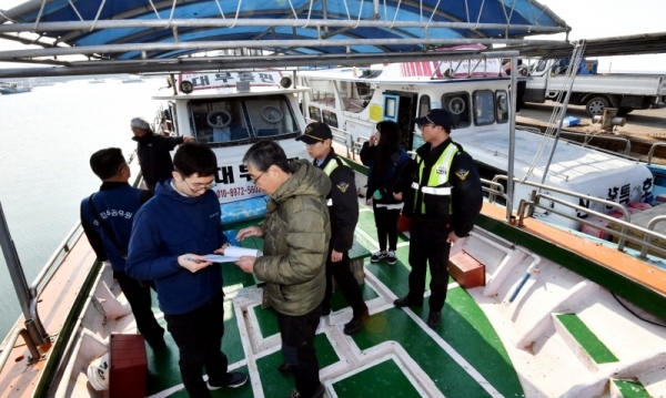 7일 안산시 탄도항에서 경기도와 안산시 어업감독공무원, 해양경찰 등 유관기관 관계자들이 봄철 출어기를 맞아 안전사고 예방을 위해 다중이용 낚시어선을 대상으로 합동 안전점검을 하고 있다.전형민기자