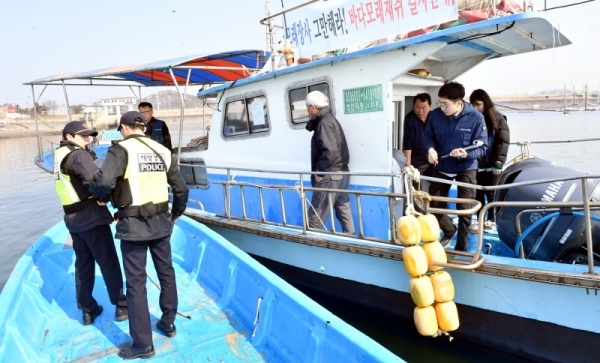 7일 안산시 탄도항에서 경기도와 안산시 어업감독공무원, 해양경찰 등 유관기관 관계자들이 봄철 출어기를 맞아 안전사고 예방을 위해 다중이용 낚시어선을 대상으로 합동 안전점검을 하고 있다.전형민기자