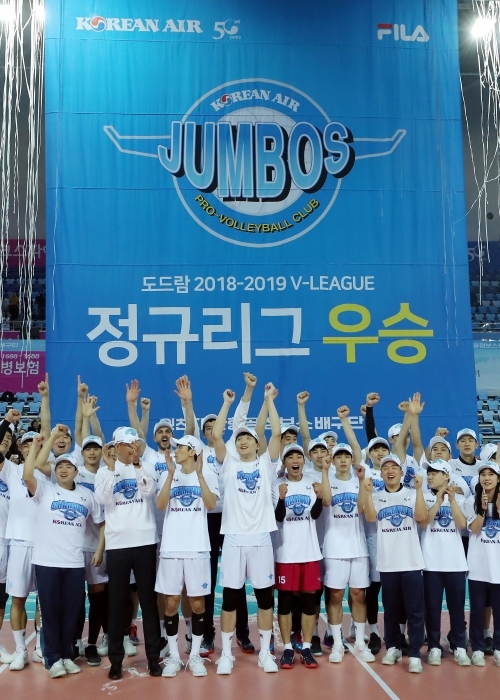 ▲ 7일 인천 계양체육관에서 열린 남자프로배구 인천 대한항공과 서울 우리카드의 경기에서 세트스코어 3대0로 승리해 이번 시즌 정규리그 우승을 확정 지은 대한항공 선수들이 기뻐하고 있다. 연합뉴스