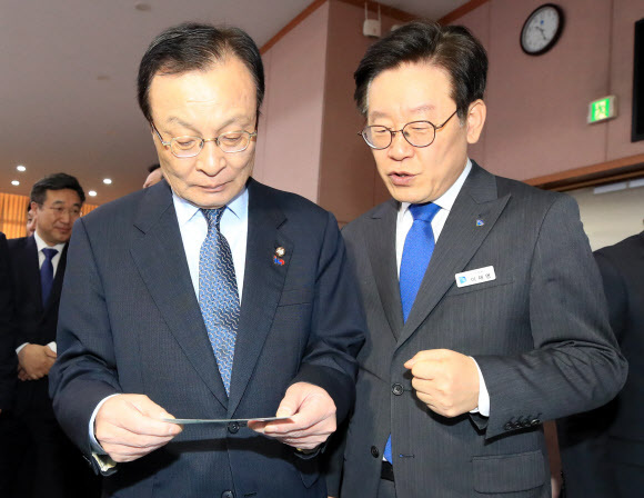 ▲ 더불어민주당 이해찬 대표와 이재명 경기도지사가 8일 오전 경기도 수원시 경기도청에서 열린 경기도 예산정책협의회에서 경기지역 화폐를 살피고 있다. 연합뉴스