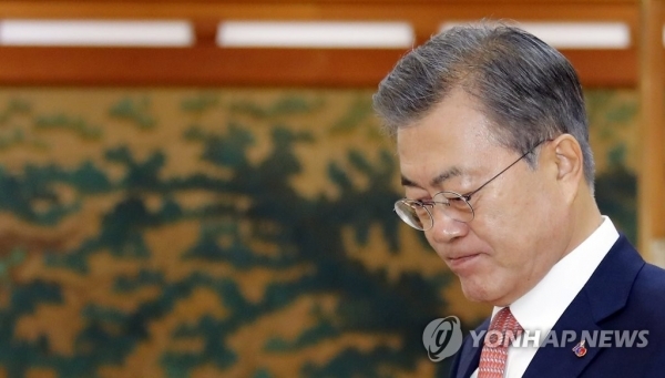 문재인 대통령이 8일 오전 청와대에서 열린 주한대사 신임장 제정식에 참석하기 위해 입장하고 있다. 연합뉴스