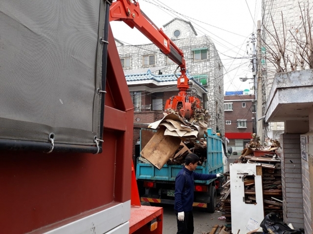 최근 주안3동 행정복지센터 등 관계자들이 A씨의 집 앞에 쌓여 있던 쓰레기를 수거하고 있는 모습.