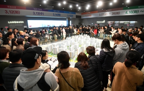 10일 일반분양을 앞두고 개관한 수원 고등지구 내 수원역 푸르지오 자이 모델하우스가 집을 구하거나 구경하려는  인파로 북적이고  북새통을 이루고 있다. 김시범기자
