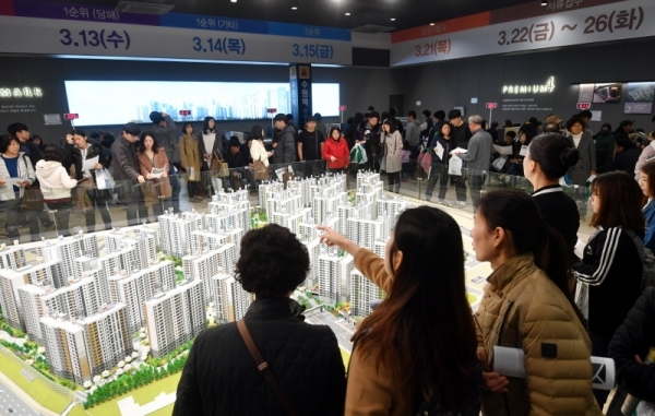 10일 일반분양을 앞두고 개관한 수원 고등지구 내 수원역 푸르지오 자이 모델하우스가 집을 구하거나 구경하려는  인파로 북적이고  북새통을 이루고 있다. 김시범기자