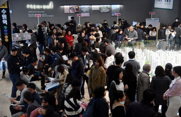 10일 일반분양을 앞두고 개관한 수원 고등지구 내 수원역 푸르지오 자이 모델하우스가 집을 구하거나 구경하려는  인파로 북적이고  북새통을 이루고 있다. 김시범기자