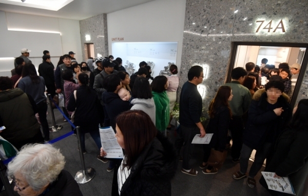 10일 일반분양을 앞두고 개관한 수원 고등지구 내 수원역 푸르지오 자이 모델하우스가 집을 구하거나 구경하려는  인파로 북적이고  북새통을 이루고 있다. 김시범기자