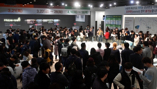 10일 일반분양을 앞두고 개관한 수원 고등지구 내 수원역 푸르지오 자이 모델하우스가 집을 구하거나 구경하려는  인파로 북적이고  북새통을 이루고 있다. 김시범기자