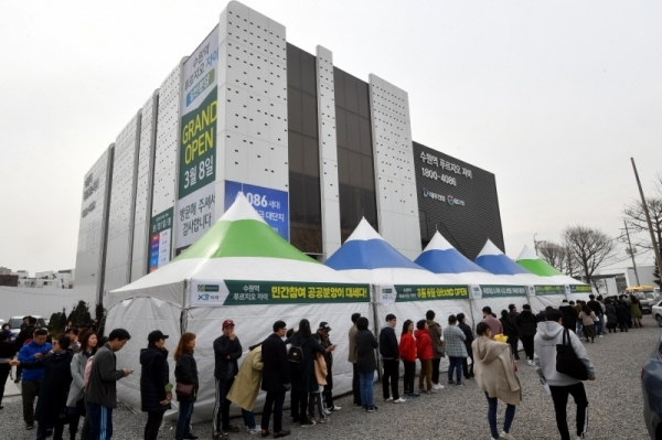 10일 일반분양을 앞두고 개관한 수원 고등지구 내 수원역 푸르지오 자이 모델하우스가 집을 구하거나 구경하려는  인파로 북적이고  북새통을 이루고 있다. 김시범기자