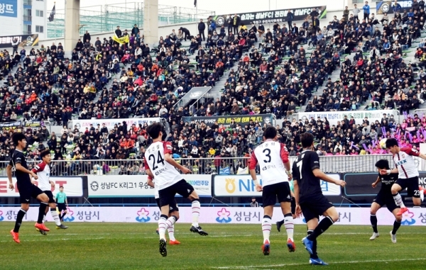 10일 성남종합운동장에서 열린 프로축구 ‘하나원큐 K리그1 2019’ 성남FC 홈 개막전 성남FC와 FC서울의 경기에서 경기장을 가득 메운 관중들이 열띤 응원을 펼치며 경기를 관전하고 있다.전형민기자
