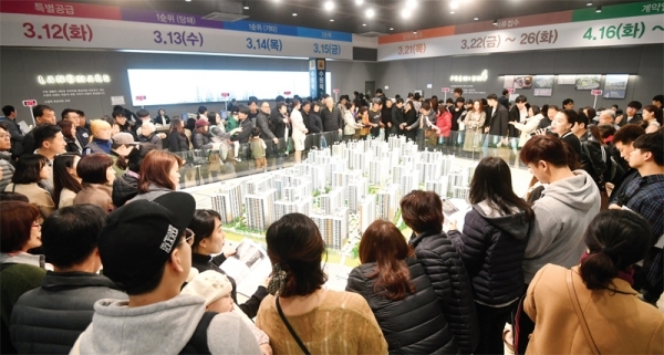 10일 일반분양을 앞두고 개관한 수원 고등지구 내 수원역 푸르지오 자이 모델하우스가 집을 구하거나 구경하려는 인파로 북새통을 이루고 있다. 김시범기자
