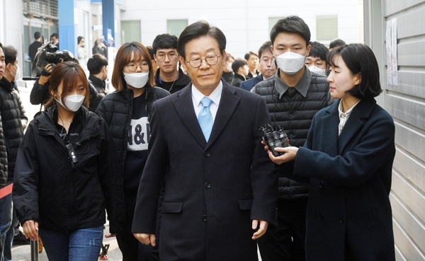 공직선거법상 허위사실 공표와 직권남용권리행사방해 혐의 등으로 기소된 이재명 경기지사가 11일 오전 경기도 성남시 수정구 수원지방법원 성남지원에서 열린 9차 공판에 출석하고 있다. 이날 공판에는 검찰 측 증인으로 이 지사의 친형 고 이재선씨의 부인 박인복씨, 딸 주영씨가 출석할 예정이다. 윤원규 수습기자