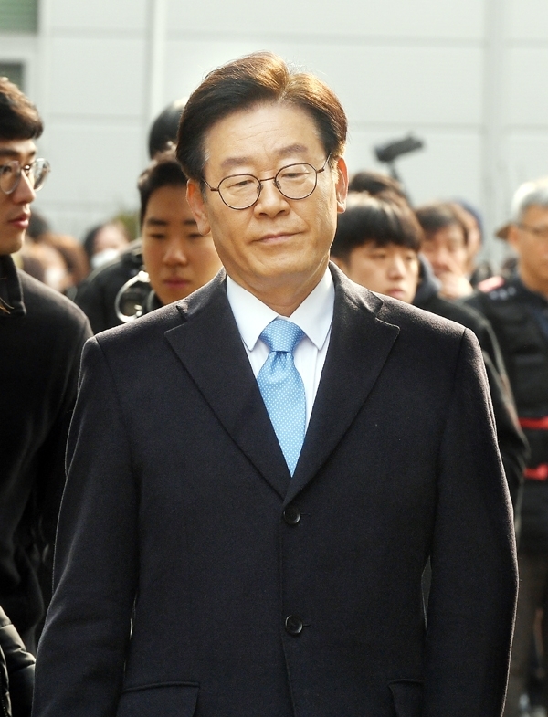 공직선거법상 허위사실 공표와 직권남용권리행사방해 혐의 등으로 기소된 이재명 경기지사가 11일 오전 경기도 성남시 수정구 수원지방법원 성남지원에서 열린 9차 공판에 출석하고 있다. 이날 공판에는 검찰 측 증인으로 이 지사의 친형 고 이재선씨의 부인 박인복씨, 딸 주영씨가 출석할 예정이다. 윤원규 수습기자