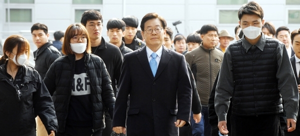 공직선거법상 허위사실 공표와 직권남용권리행사방해 혐의 등으로 기소된 이재명 경기지사가 11일 오전 성남시 수정구 수원지방법원 성남지원에서 열린 9차 공판에 출석하고 있다. 윤원규 수습기자