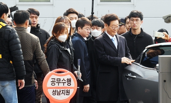 이재명 경기도지사가 11일 오전 성남시 수원지방법원 성남지원에서 열리는 9차 공판에 출석하기 위해 차에서 내리고 있다. 이날 공판에는 검찰 측 증인으로 이 지사의 친형 고 이재선씨의 부인 박인복씨, 딸 주영씨가 출석할 예정이다. 윤원규 수습기자