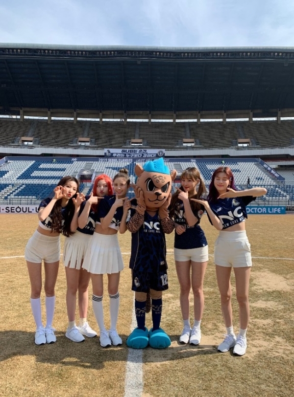걸그룹 네온펀치가 서울이랜드FC 캐릭터와 포즈를 취하고 있다. A100엔터테인먼트