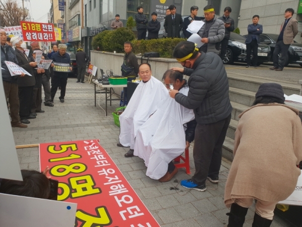 안양축협 조합원 자격 회복을 위한 비상대책위원회가 11일 오전 안양축협 본점 앞에서 집회를 열고 제명조치 철회를 요구하며 삭발식을 단행하고 있다. 박준상기자