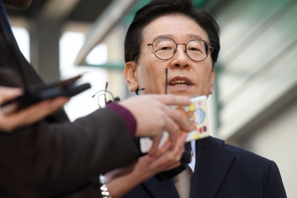 공직선거법상 허위사실 공표와 직권남용 권리행사방해 혐의 등으로 기소된 이재명 경기지사가 14일 오후 경기도 성남시 수정구 수원지방법원 성남지원에서 열린 5차 공판에 출석하고 있다. 윤원규 수습기자