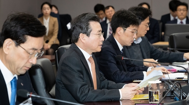 ▲ 김용범 금융위 부위원장은 11일 서울 종로구 정부서울청사 금융위원회에서 장기소액연체자 지원성과를 평가하고 후속조치 계획을 점검하는 간담회를 개최했다.