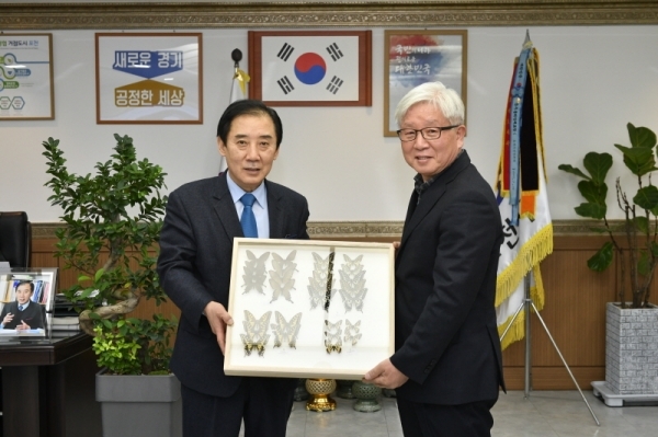 권상수 포천일고 교사가 한탄강 일원에서 채집한 곤충 231종 1천657점을 기증하고 있다.