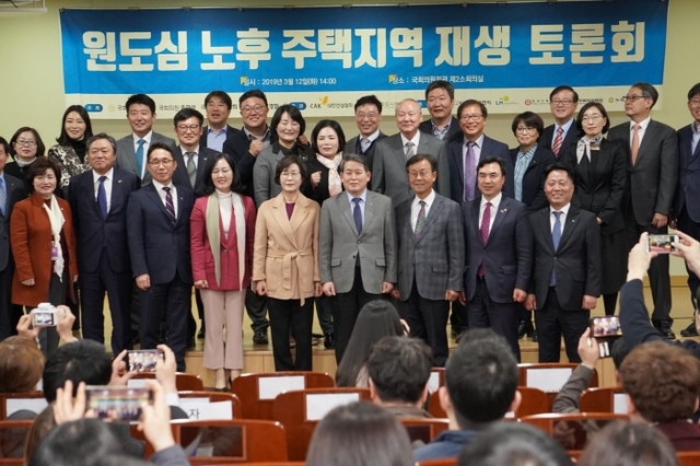 맨 뒷줄 오른쪽 세번째 김동호 사장