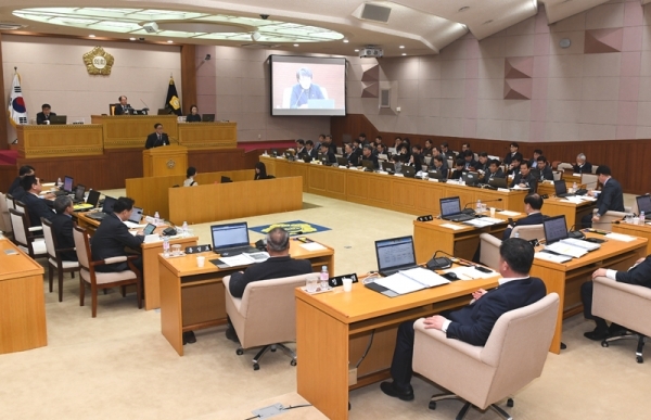 양주시의원들이 양주사랑 전자상품권 사무의 민간위탁 동의안 제안 설명이 끝난 뒤 강수현 일자리환경국장에게 전자상품권 발행사업에 대해 질의하고 있다.