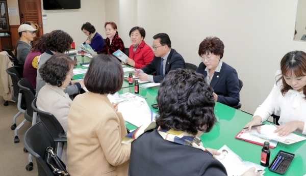 광명시의회 회의실에서 광명시어린이집연합회와의 간담회가 진행되고 있다. 광명시의회 제공