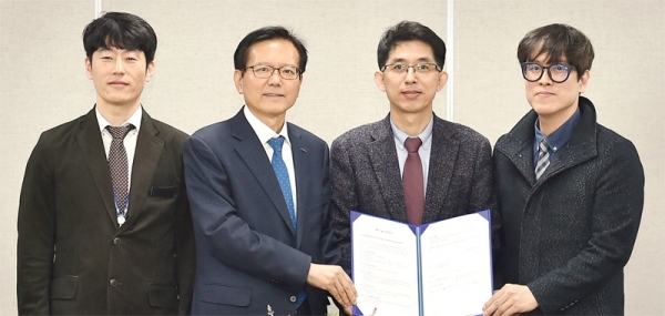 경기도가 12일 도 산하 경기바이오센터와 ㈜온코빅스가 폐암치료제 항암 신규물질인 GBSA-43 개발에 성공했다고 밝혔다. 김기준 경기경제과학진흥원장, 최계동 경기도혁신산업정책관, 김성은 (주)온코빅스 대표 등이 수원 경기바이오센터에서 ‘경기도 제약바이오산업 기술 고도화 지원사업 기술 이전 협약’을 체결하고 있다. 경기도제공