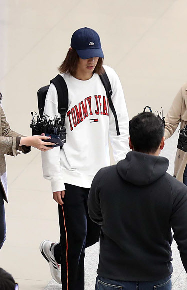가수 정준영이 지난 12일 귀국해 취재진의 질문을 받고 있다. 연합뉴스