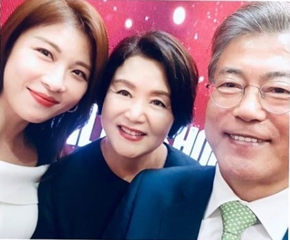 배우 하지원이 문재인 대통령 내외와 함께 찍은 사진을 공개했다. 하지원 인스타그램