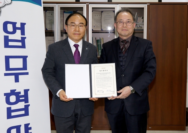 13일 청주시시설관리공단에서 열린 수원도시공사와 청주시설관리공단 간 업무협약식을 마치고 기념촬영을 하고 있다. 왼쪽부터 이부영 수원도시공사 사장, 장홍원 청주시시설관리공단 이사장