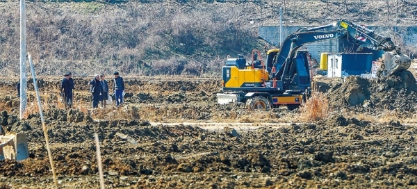 13일 오후 수성자원개발㈜이 무기성오니를 불법 투기한 곳으로 지목된 시흥시 안현동 일대 농지에서 시흥시 청소행정팀이 시료채취를 하고 있다. 조주현기자