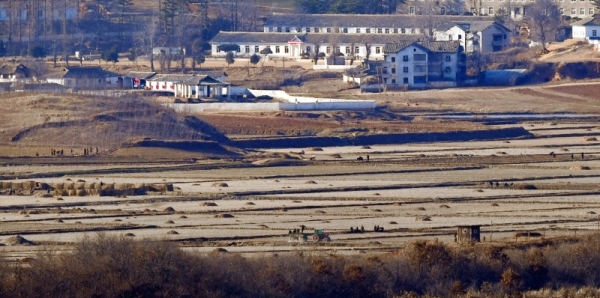 미세먼지가 물러가고 청명한 날씨를 보인 13일 파주 통일전망대에서 바라본 북한 황해도 개풍군 기정동 마을 들녘에서 북한 주민들이 농사준비로 분주한 모습을 보이고 있다.  북미정상회담 결렬이후 북한의 핵포기 선언을 바라보는  한미일 등 주변국들의 시각이 다양해 평화로의 갈길이 여전히 멀다는 평가가 이어지고 있다. 김시범기자