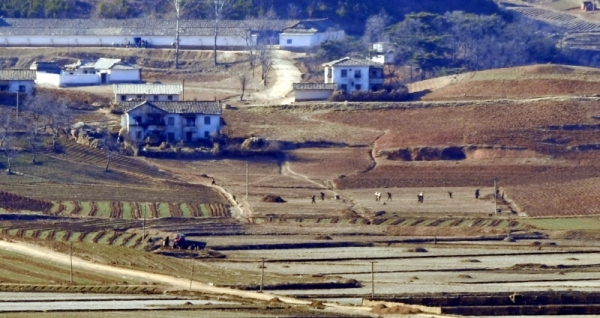 미세먼지가 물러가고 청명한 날씨를 보인 13일 파주 통일전망대에서 바라본 북한 황해도 개풍군 기정동 마을 들녘에서 북한 주민들이 농사준비로 분주한 모습을 보이고 있다.  북미정상회담 결렬이후 북한의 비핵화를 바라보는 한미일 등 주변국들의 시각이 다양해 한반도 평화로 가는 길이 쉽지않다는 평가가 이어지고 있다. 김시범기자