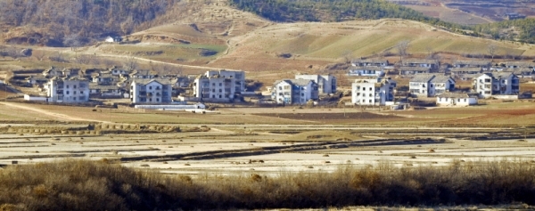 미세먼지가 물러가고 청명한 날씨를 보인 13일 파주 통일전망대에서 바라본 북한 황해도 개풍군 기정동 마을 들녘에서 북한 주민들이 농사준비로 분주한 모습을 보이고 있다.  북미정상회담 결렬이후 북한의 비핵화를 바라보는 한미일 등 주변국들의 시각이 다양해 한반도 평화로 가는 길이 쉽지않다는 평가가 이어지고 있다. 김시범기자