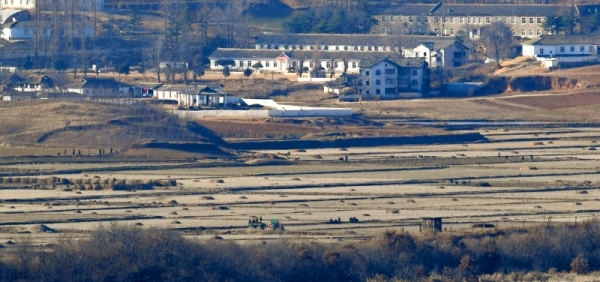 미세먼지가 물러가고 청명한 날씨를 보인 13일 파주 통일전망대에서 바라본 북한 황해도 개풍군 기정동 마을 들녘에서 북한 주민들이 농사준비로 분주한 모습을 보이고 있다.  북미정상회담 결렬이후 북한의 비핵화를 바라보는 한미일 등 주변국들의 시각이 다양해 한반도 평화로 가는 길이 쉽지않다는 평가가 이어지고 있다. 김시범기자