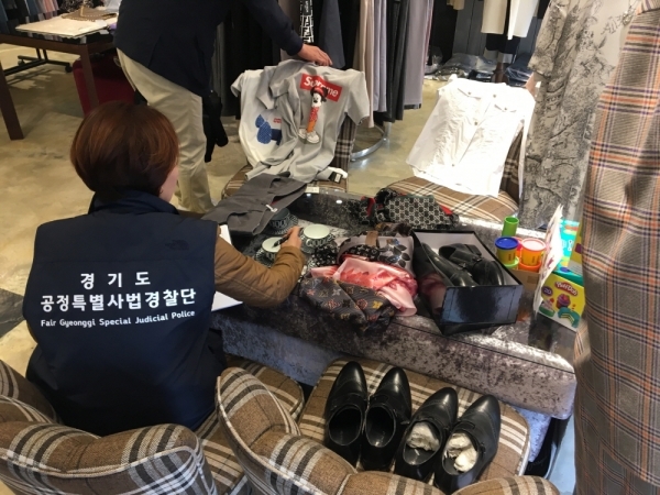 경기도특사경 짝퉁 수사 모습. 경기도 제공