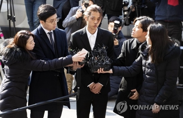 가수 정준영이 14일 오전 10시 서울지방경찰청에 출석해 취재진의 질문을 받고 있다. 연합뉴스