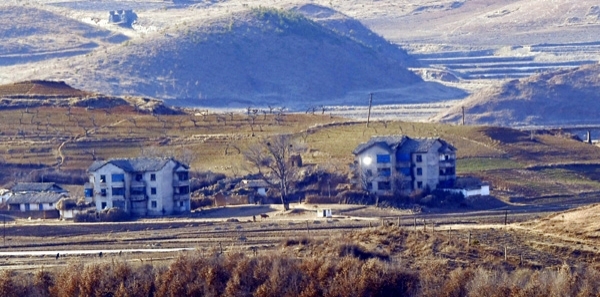 미세먼지가 물러가고 청명한 날씨를 보인 13일 파주 통일전망대에서 바라본 북한 황해도 개풍군 기정동 마을 들녘에서 북한 주민들이 농사준비로 분주한 모습을 보이고 있다.  북미정상회담 결렬이후 북한의 비핵화를 바라보는 한미일 등 주변국들의 시각이 다양해 한반도 평화로 가는 길이 쉽지않다는 평가가 이어지고 있다. 김시범기자