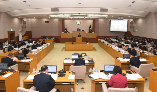 김형식 양주시 기획행정실장이 2019년도 제1회 추경예산의 편성방향, 예산총칙, 예산규모 등 총괄 제안 설명을 하고 있다.
