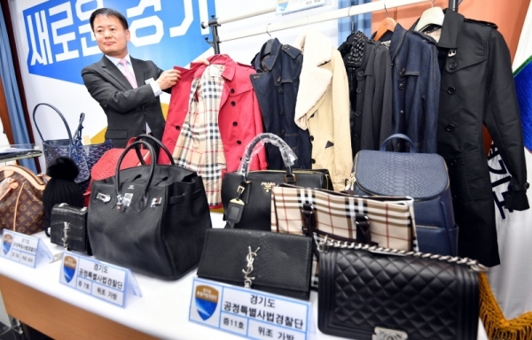 14일 경기도청 브리핑룸에서 김영수 경기도 공정특별사법경찰단장이 ‘위조상품 판매 집중 수사 결과’를 발표하고 있다.경기도 공정특별사법경찰단은 지난달 11일부터 22일까지 수원시 중심상가, 성남시 판교 주변 등 8개 시 10개 지역에서 위조상품, 이른바 짝퉁 제품에 대한 제조와 판매 행위를 집중 수사한 결과 17명을 상표법 위반 혐의로 형사입건하고 523점 6억3천만 원 상당의 물건을 압수했다.전형민기자