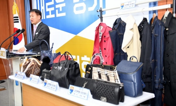 14일 경기도청 브리핑룸에서 김영수 경기도 공정특별사법경찰단장이 ‘위조상품 판매 집중 수사 결과’를 발표하고 있다.경기도 공정특별사법경찰단은 지난달 11일부터 22일까지 수원시 중심상가, 성남시 판교 주변 등 8개 시 10개 지역에서 위조상품, 이른바 짝퉁 제품에 대한 제조와 판매 행위를 집중 수사한 결과 17명을 상표법 위반 혐의로 형사입건하고 523점 6억3천만 원 상당의 물건을 압수했다.전형민기자