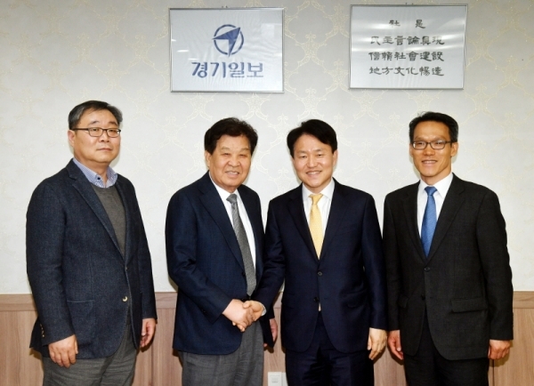 수원고등검찰청 이금로 초대 검사장과(오른쪽 두번째) 장영수 차장검사가(오른쪽) 14일 수원 경기일보사를 방문, 신항철 본보 대표이사 사장 등과 인사를 나누고 있다. 김시범기자