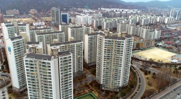 전국 아파트 등 공동주택의 공시 예정 가격이 공개된 14일 과천시가 전국에서 가장 많이 오른 것으로 나타났다. 사진은 과천시내 아파트 단지 모습. 김시범기자