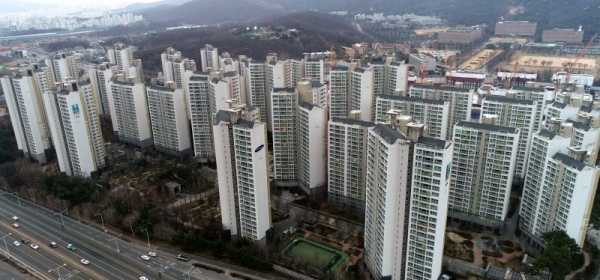 전국 아파트 등 공동주택의 공시 예정 가격이 공개된 14일 과천시가 전국에서 가장 많이 오른 것으로 나타났다. 사진은 과천시내 아파트 단지 모습. 김시범기자