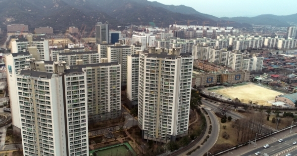 전국 아파트 등 공동주택의 공시 예정 가격이 공개된 14일 과천시가 전국에서 가장 많이 오른 것으로 나타났다. 사진은 과천시내 아파트 단지 모습. 김시범기자