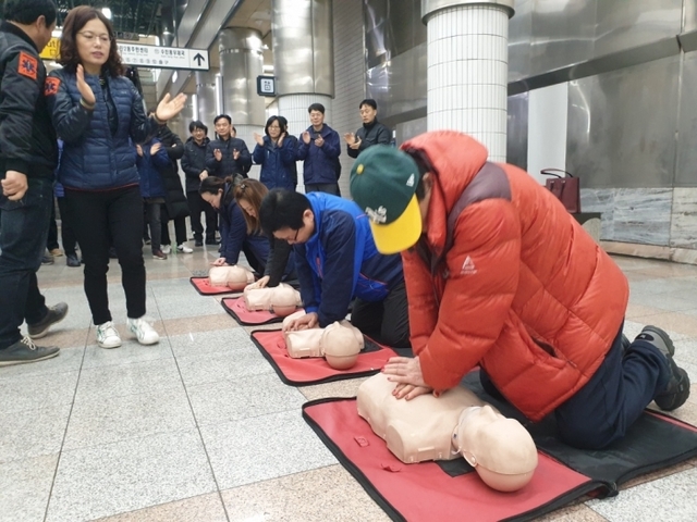 서울교통공사 8호선 모란서비스안전센터가 시민과 함께하는 심폐소생술 교육을 실시했다.
