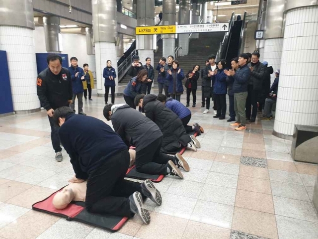 서울교통공사 8호선 모란서비스안전센터가 시민과 함께하는 심폐소생술 교육을 실시했다.