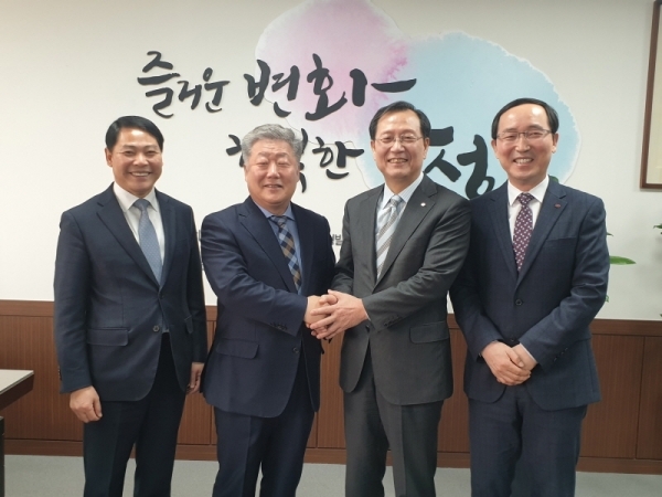 지난 15일 우석제 안성시장(왼쪽 두번째)과 김종갑 한국전력 사장(오른쪽 두번째)이 안성 송전선로 갈등 타결에 대한 대화를 나누고 손을 맞잡고 있다. 박석원기자